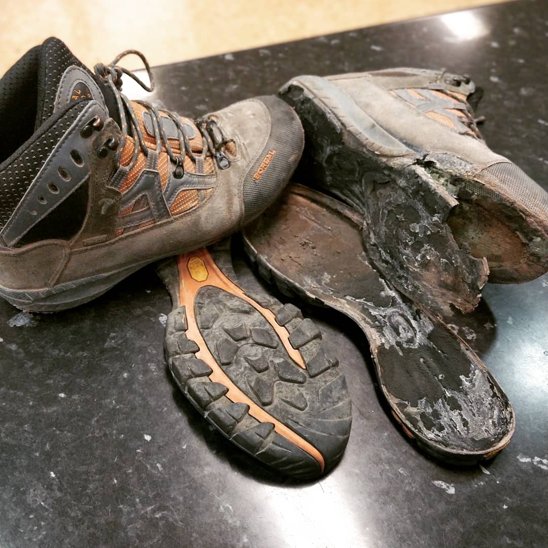 tacon3_0's tweet photo. Botas Boreal de montaña, vinieron con las suelas degradadas y se van con suelas nuevas Vibram Bristol. 
#montaña #lovemontain #trekking #hinking #cambia la #suela  no la #zapatilla #vibram #montañero #excursionista https://t.co/97m3VlBcPS