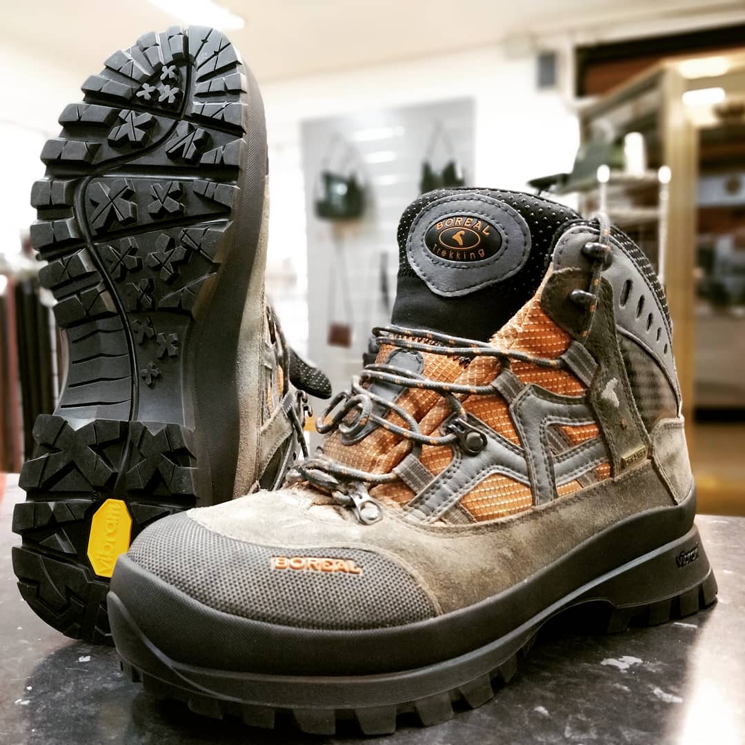 tacon3_0's tweet photo. Botas Boreal de montaña, vinieron con las suelas degradadas y se van con suelas nuevas Vibram Bristol. 
#montaña #lovemontain #trekking #hinking #cambia la #suela  no la #zapatilla #vibram #montañero #excursionista https://t.co/97m3VlBcPS