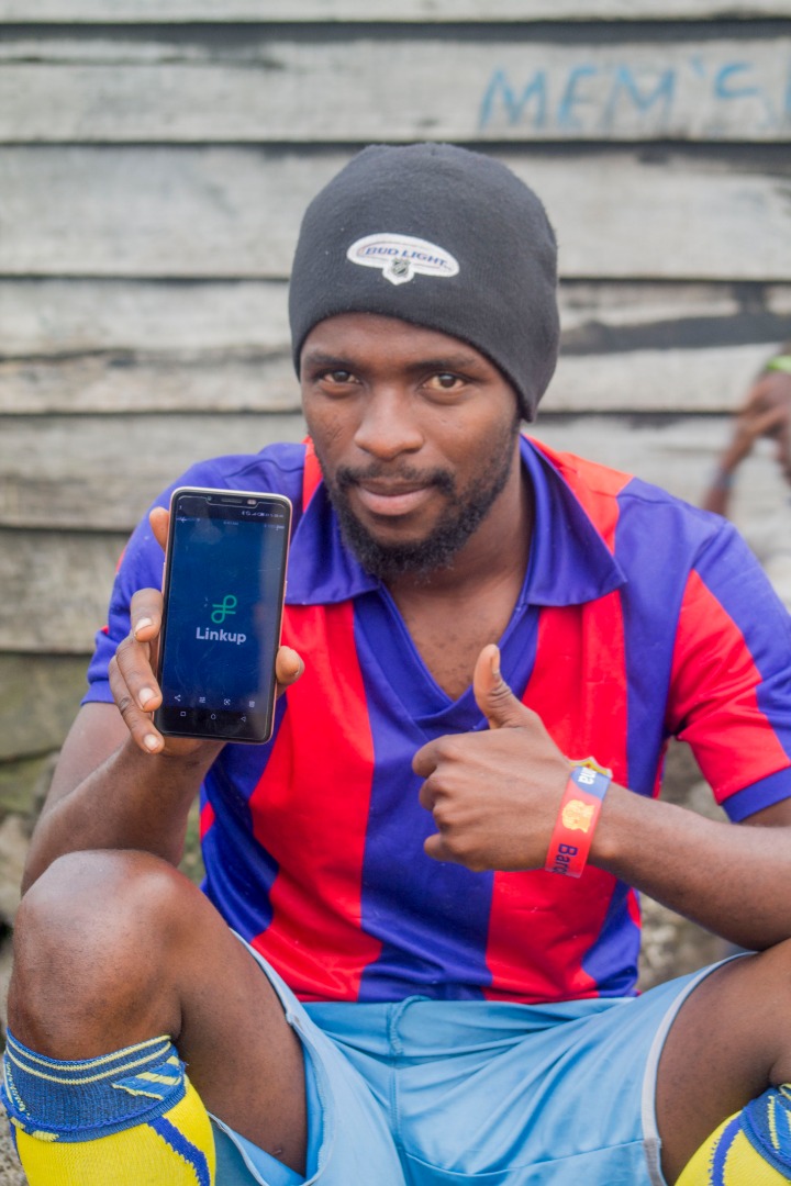 LinkupDRC's tweet photo. #BAENI est vétéran dans une équipe locale de #foot à #Goma #DRC. Il va adorer partager chaque jour un peu de #Linkup #coin avec les amis qui lui font plaisir. Comme lui, suivez @linkupfounders pour rester au courant. https://t.co/G29E6q5UFk