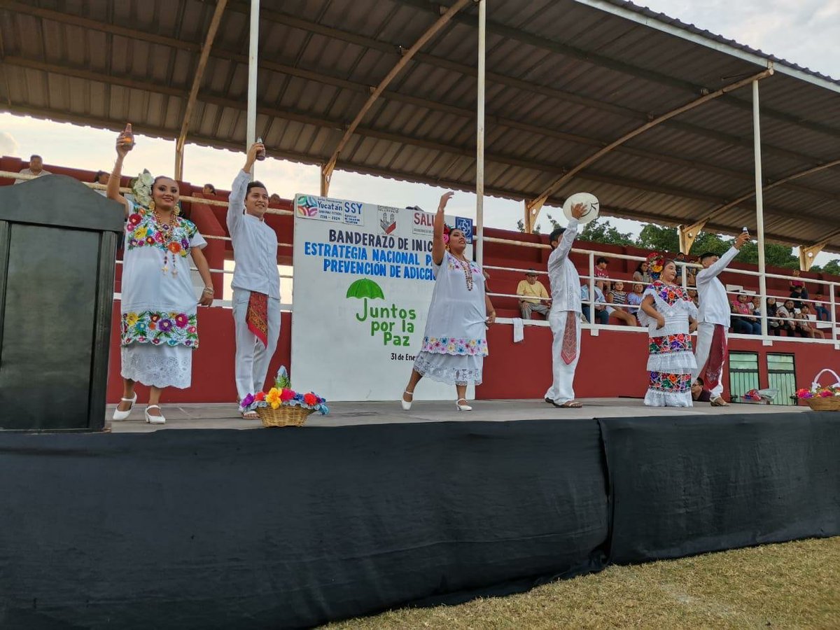 juntosxlapazmx's tweet photo. En Valladolid, Yucatán, se dió el banderazo de inicio de la Estrategia Nacional para la Prevención de las Adicciones con actividades y talleres que vinculan a los jóvenes con su comunidad. 🤝🎨🔬♟️🎭🃏ℹ️

#EscuchemosPrimero https://t.co/Q2cK04qLpC