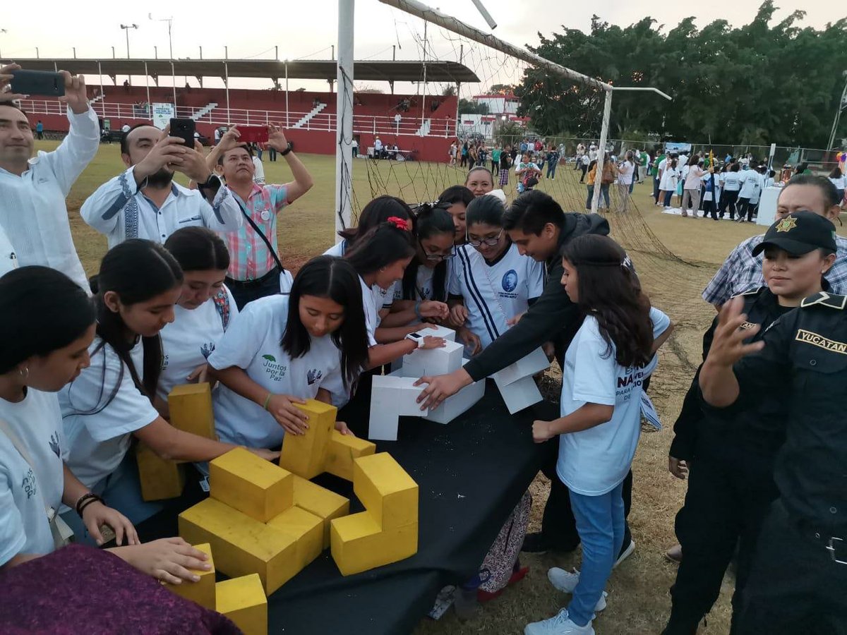juntosxlapazmx's tweet photo. En Valladolid, Yucatán, se dió el banderazo de inicio de la Estrategia Nacional para la Prevención de las Adicciones con actividades y talleres que vinculan a los jóvenes con su comunidad. 🤝🎨🔬♟️🎭🃏ℹ️

#EscuchemosPrimero https://t.co/Q2cK04qLpC