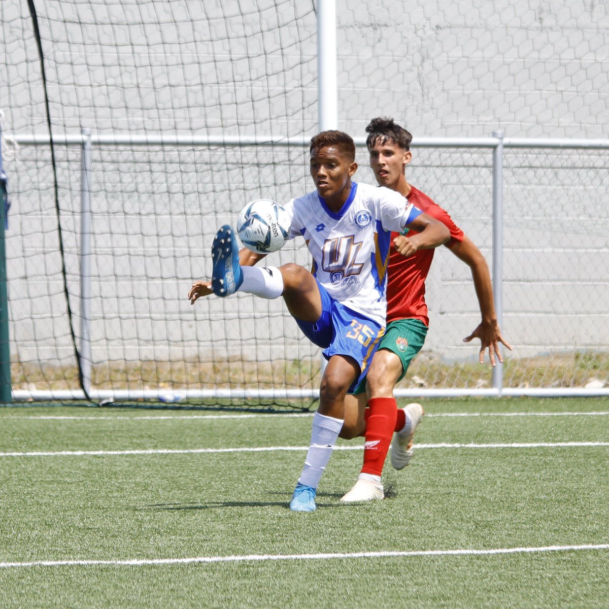 Diario_Pro's tweet photo. #ReservasLPF @UDUniversitario 2-0 @Atl_chiriqui - Final del partido. La U saca los 3 puntos en casa con goles de Alexis Álvarez y Eduardo Aparicio. El delantero Aparicio ya tiene 3 goles en el torneo.
Con la victoria la U de “Chalate” suma 4 puntos y ACH se mantiene con 3 puntos. https://t.co/9VG1g1G3hP