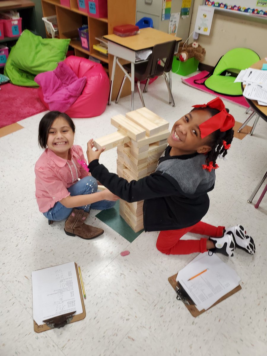 LisaMarie2515's tweet photo. When students are having fun,they love to learn!
#Mackeyes
#secondgrade
#engagement https://t.co/G9bu3EZGpC