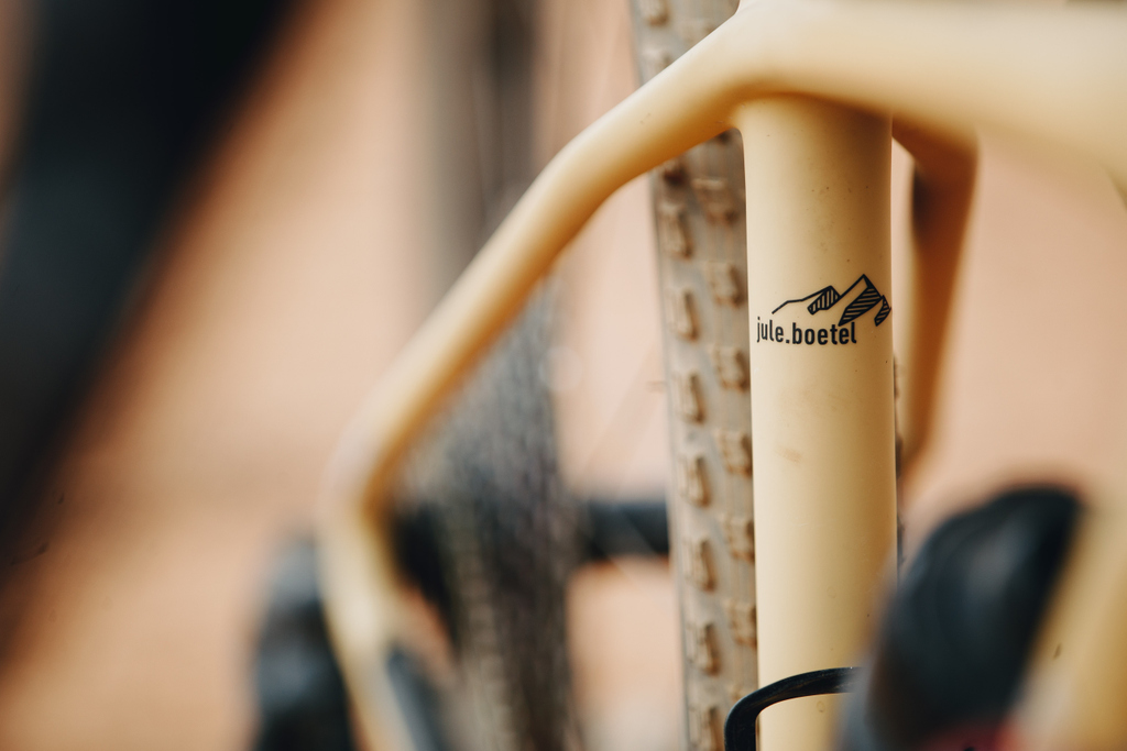 Specialized tweet media