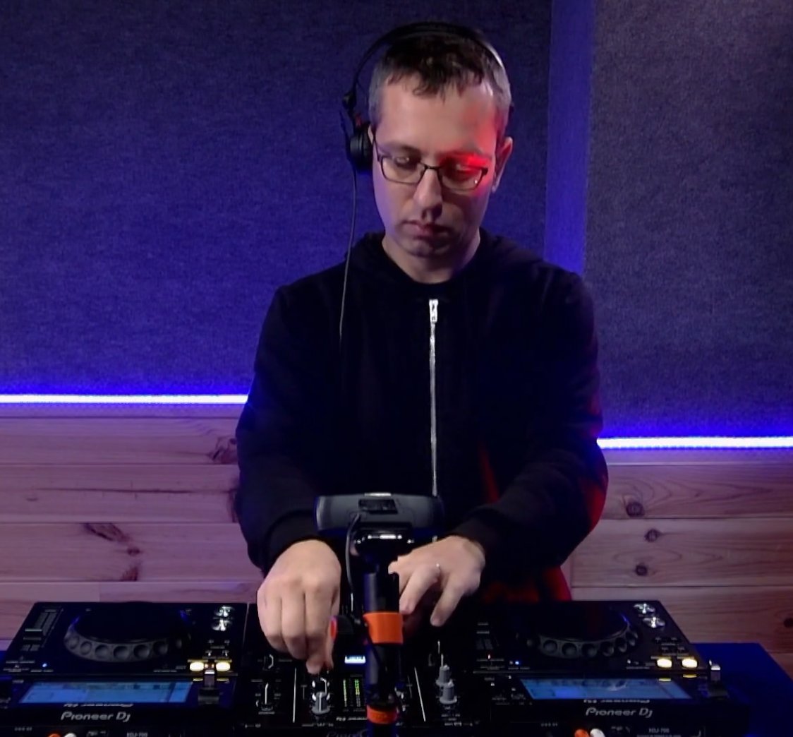 Os dejo la grabación del mix que realicé para 303 Radio <a href="/beteve/">betevé</a> ! gracias a Kosmos y Ginebra!! Un placer!  
beteve.cat/303-radio/rube…