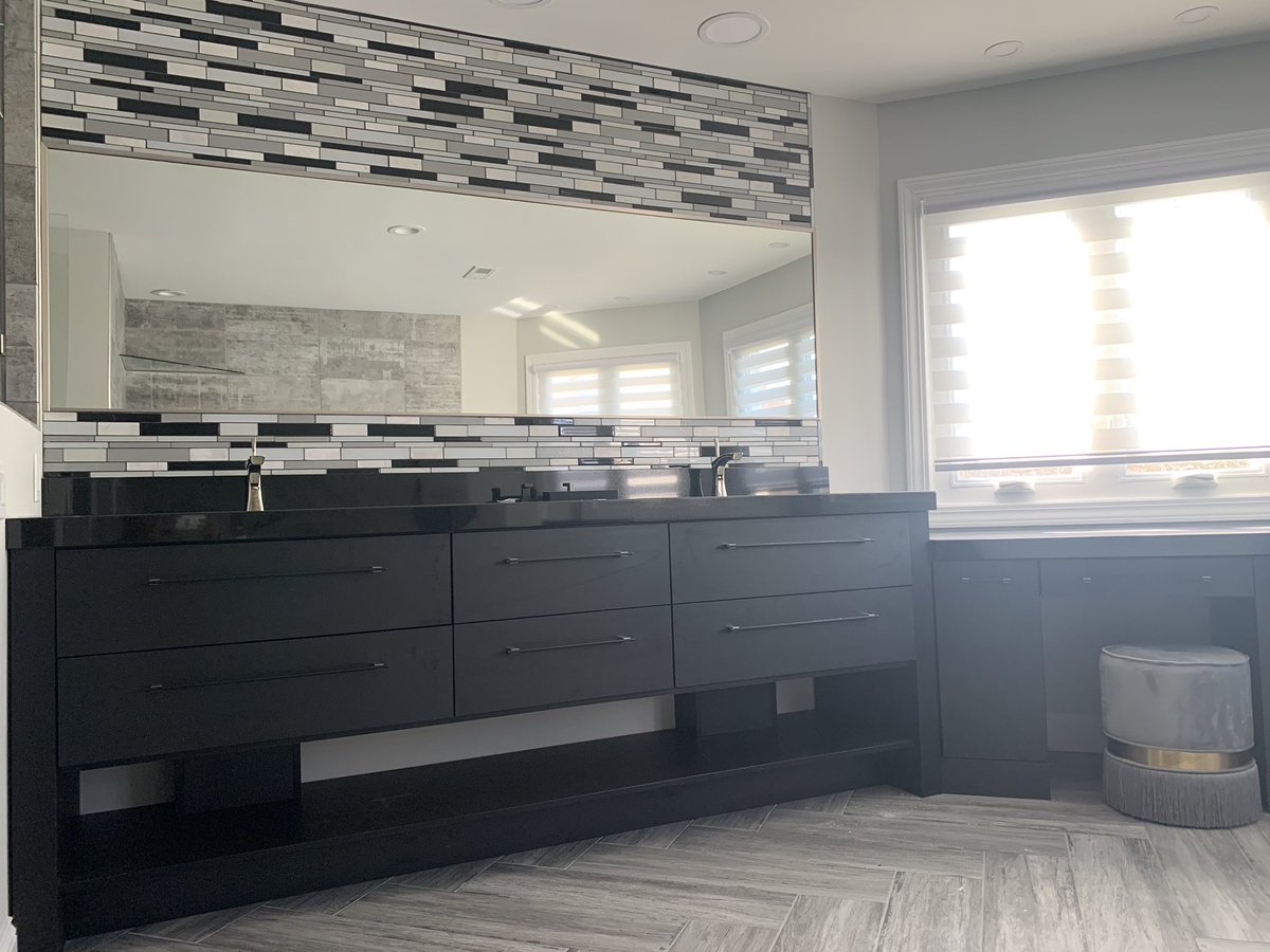 dobieg3's tweet photo. Black is Back! In this sleek textured black modern door style @bridgewoodcab1 @acdc https://t.co/nPIXwfAO1q