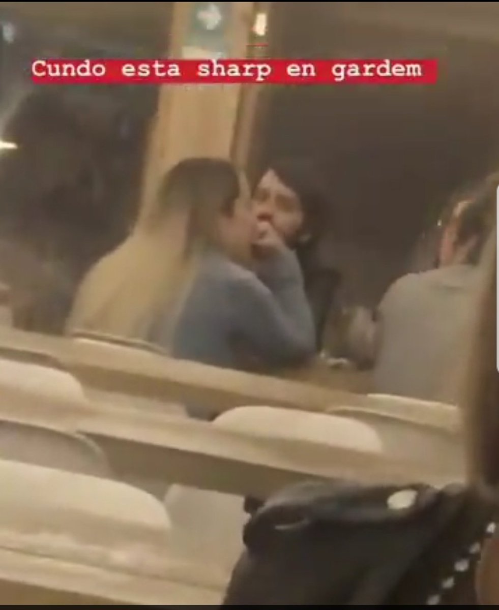 Fuera_Sharp's tweet photo. Mientras anoche estaba la cagada en Bellavista, subida Ecuador y Anibal Pinto los locales no pueden trabajar y nadie puede salir ni por una cerveza... Jorge Sharp alcalde #Valparaiso  esta de carrete en Viña Del Mar.
#FelizSabado #fueraSharp https://t.co/DZgyegBvBx