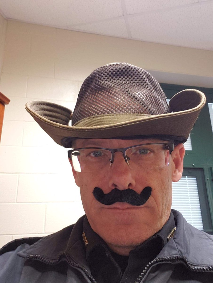 lh_officers's tweet photo. Fun times last week at Hocking Hills Elementary. #srowallace #lhsdsro https://t.co/6PyxU556tP