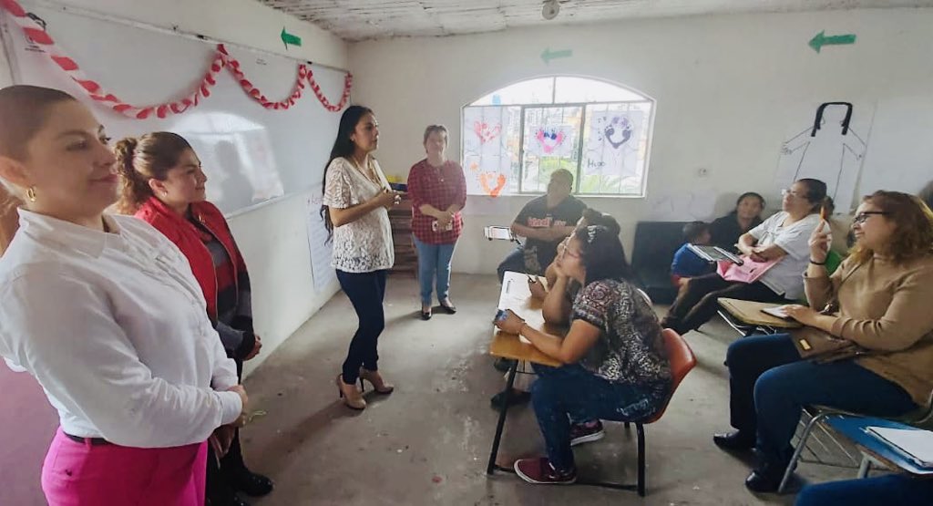 Region_3EdoMex's tweet photo. Felicitamos a la Mujeres Ceneopistas de los municipios de Texcoco, Tezoyuca, Chinconcuac y Atenco, por trabajar en favor de quienes más lo necesitan. #CNOP #Edomex 
 ¡Ceneopistas trabajando en favor de las causas sociales! #FelizSabado @_sandramendez @AlejandraDMV @PRI_EDOMEX https://t.co/eVYfgDEppn