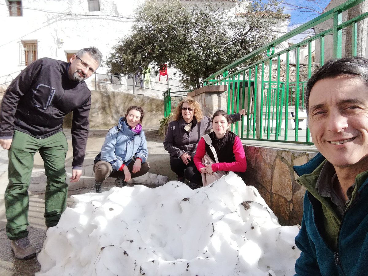 fondonatural's tweet photo. Hoy hemos hecho #ecorutas en #Cerveruela recorriendo itinerarios y #fuentes acondicionados en el #campodetrabajo y descubriendo los efectos de la crecida del #Huerva tras las nevadas. Arboles rotos, campos inundados, pero arroyos con agua y la #minireserva bien. #AragonVoluntari https://t.co/J4sPoGm8Vg