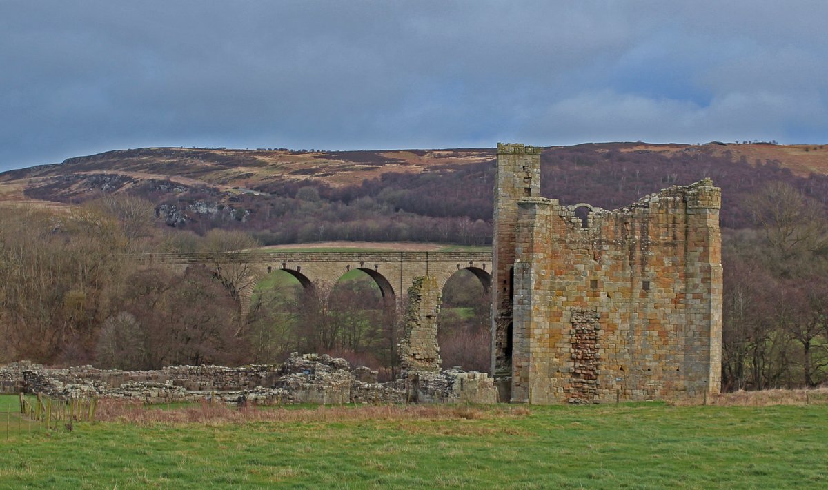MD_Briggs's tweet photo. An unexpected visit to a lovely little place today....

#Edlingham near #Alnwick 👍

Medieval supremacy juxtaposed onto Victorian elegance really appealed to me.......

They were quite nice too 😎 https://t.co/3GumGwZIq2