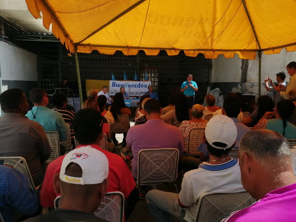 VenteAragua's tweet photo. #Sucre | @HenryAlviarez en Asamblea desde Cagua. “Vendrán momentos muy duros y como ciudadanos debemos estar preparados para demostrar fortaleza como nación. La mejor demostración de rebeldía contra el régimen, es la presencia de cada uno de ustedes en este encuentro” https://t.co/asiuxTkFI9