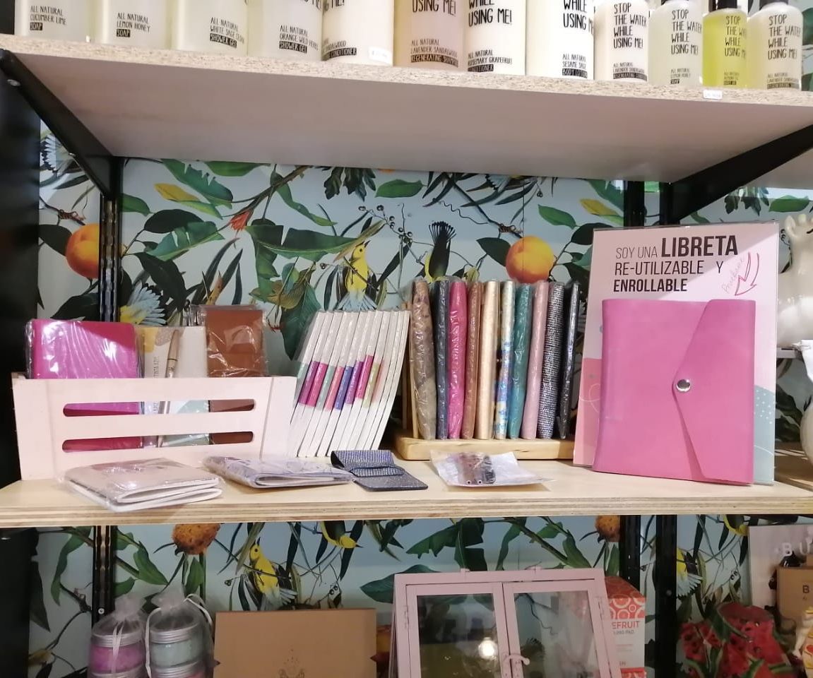 PaperMe_craft's tweet photo. Planificate para que sea tu mejor verano, con Portadocumentos para tus viajes, Libretas ecológicas impermeables y con un buen panorama para vitrinear 🌅 - https://t.co/Y2LgAmR9PU https://t.co/7MX3LuSOzb