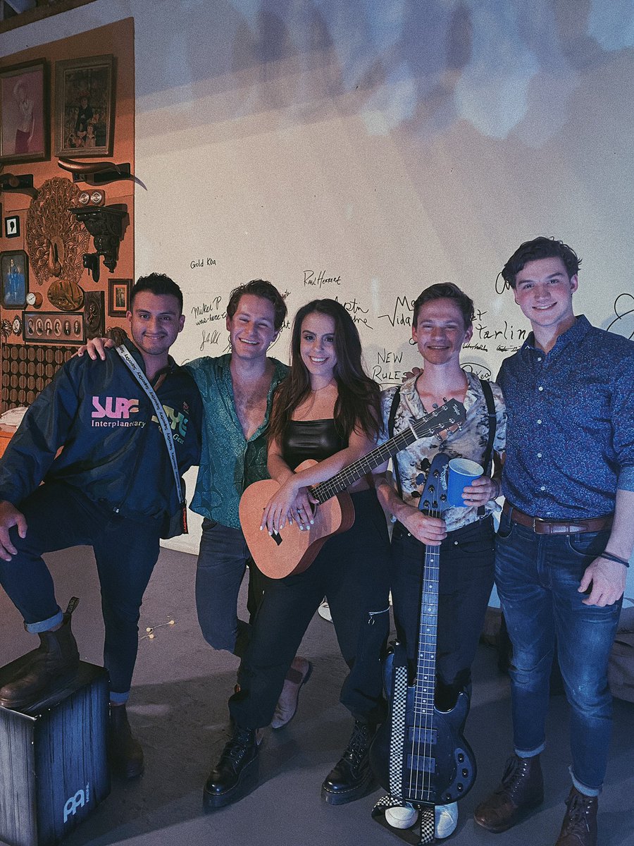 Laela_Giovanna's tweet photo. #sofarla last night ! Discovered all 5 of us are @BerkleeCollege students/alumni 😭 #berklee https://t.co/B76TpXfieA