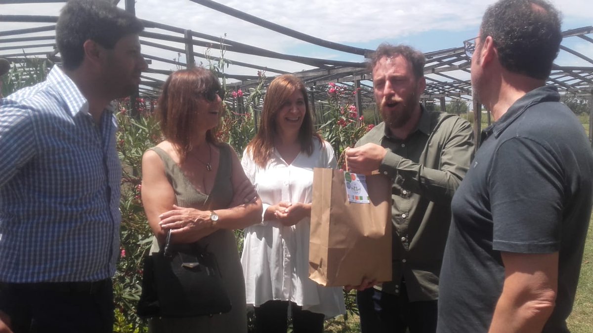guzzoviviana's tweet photo. Estuvimos en #CarlosCasares acompañando al Pte de @HCDiputadosBA @fotermin, en su recorrida junto al Intendente @wtorchio por la Municipalidad, el Hospital Público, la Huerta Orgánica Municipal y el Área 3, un lugar de espacio tecnológico y recreativo para niños y niñas.🏛🚑🤹🏼‍♂ https://t.co/QQWvxubyw2