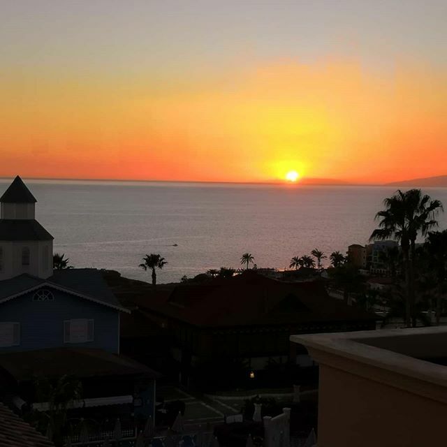 After the 5:30am start today, watching the sunset from the balcony was the ideal start to the evening

#holidays #tenerife🌴 #sunset ift.tt/3aVREmG