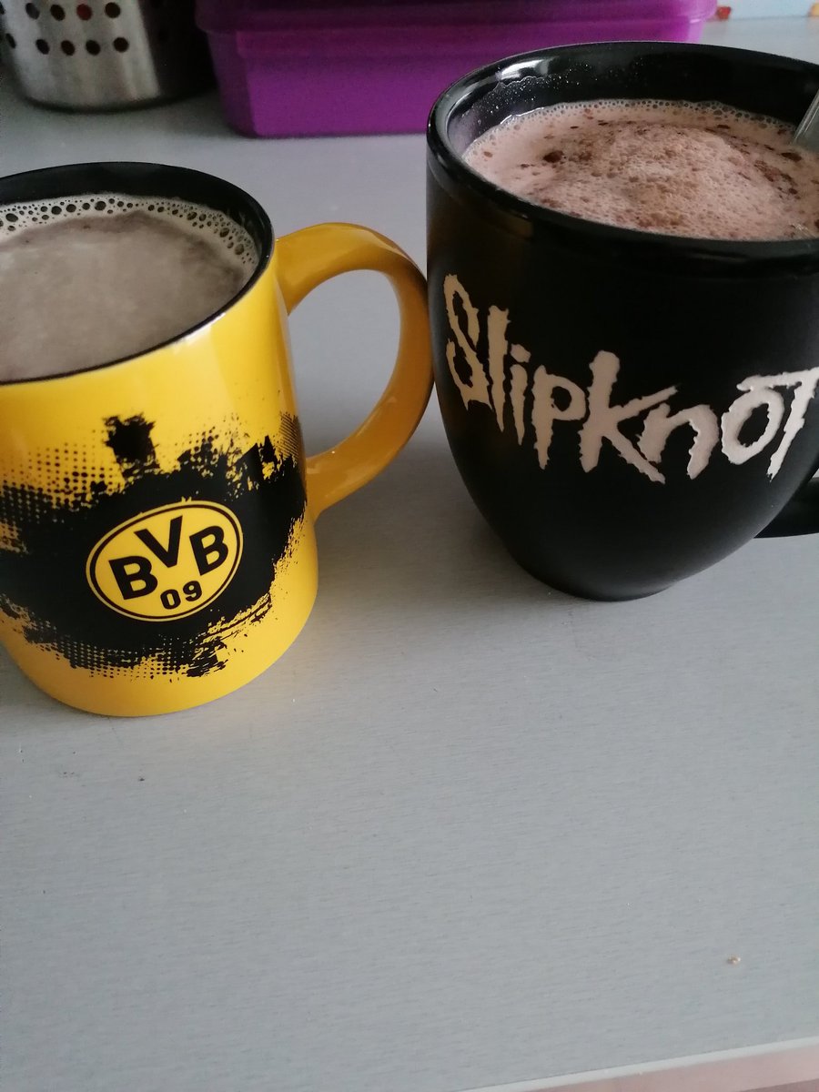 WhiteWolfMoro's tweet photo. Fußballfan vs. Musikliebhaber. 😅 https://t.co/H4e1zbGM1t