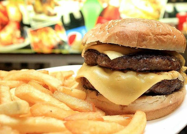 ¡Doble carne , doble sabor! Así de sabrosa es la Rioburger🔥🍔🔥#Venycómetela aquí en @parriburgerccs 🤪🤪🤪
#elmenuvirtual #Recargado #comidarapida #recomendao #gastronomía #likeforlikes #likeforme #likeforlow #instagood #instaburger #Caracas #Venezuela 🇻🇪