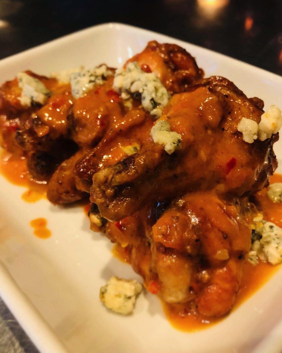 CottoEnoteca's tweet photo. Winner winner chicken wing dinner 🍗 Join us Feb 2 for #SuperBowlSunday and try our game-food inspired Buffalo, or Parmesan and Black pepper wings. We also have some cozy Italian sausage chilli 🥄 Food and drink features on all day! #HappyHour from 2-5 ☎️ 604-299-8002 to reserve https://t.co/4SQ5LfbqRA