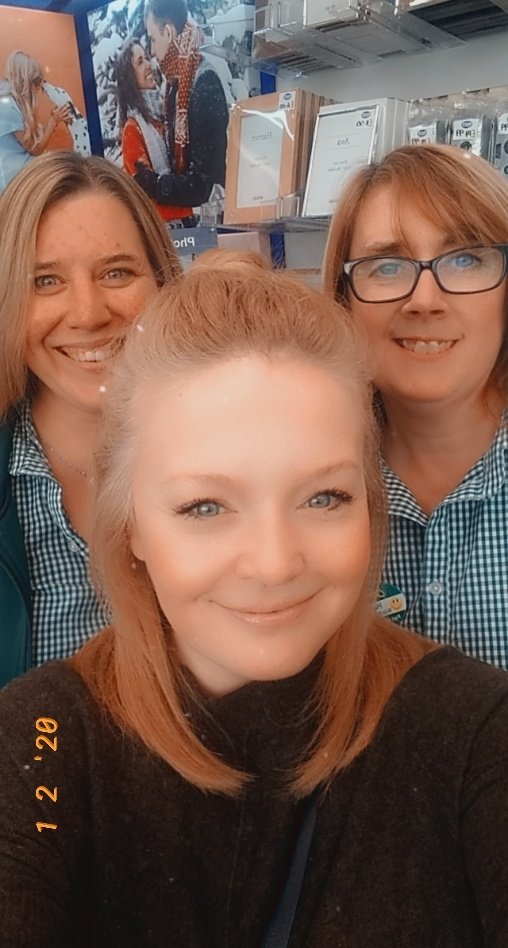 BNatzyl's tweet image. Saturday afternoon selfies with these two today in Downham Market 💚😊 @Helenmarie12875 @e6465d45ddd74e6 #mojo65 #mobilecrew @gjwry @area65mojo @MOJODryCleaners