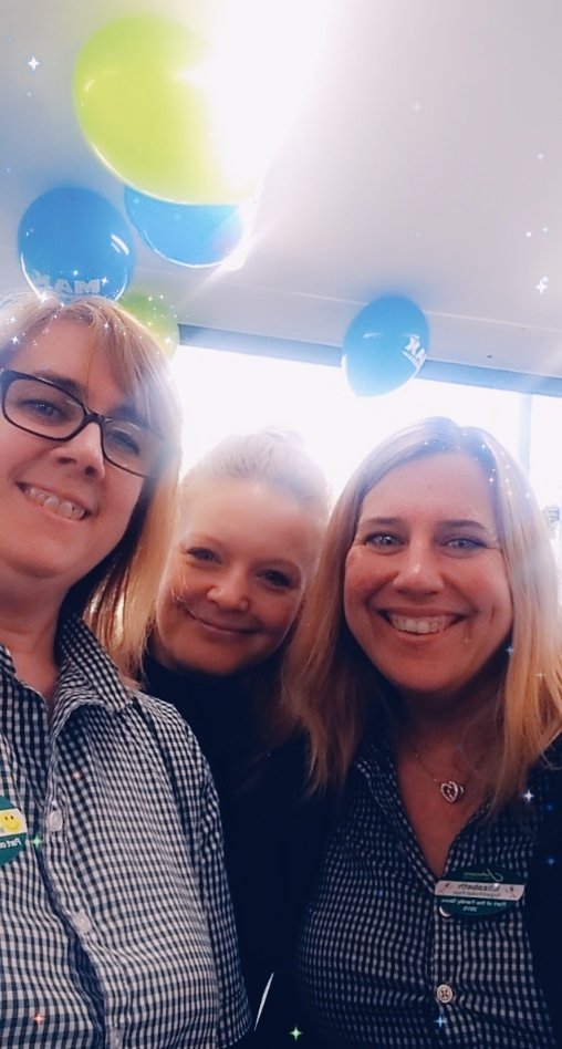 BNatzyl's tweet image. Saturday afternoon selfies with these two today in Downham Market 💚😊 @Helenmarie12875 @e6465d45ddd74e6 #mojo65 #mobilecrew @gjwry @area65mojo @MOJODryCleaners
