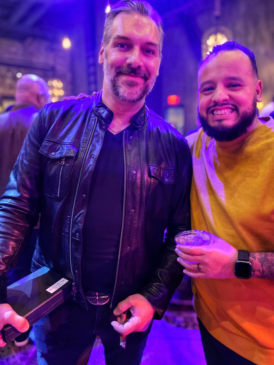 smkn_e's tweet photo. Well Vegas it’s been a blast. Time to head home to Chicago ✌🏽#TPE20 was a blast. @AFuenteCigars @Room101Brand @RoMaCraft @TatuajeCigars https://t.co/glM4fpwukT