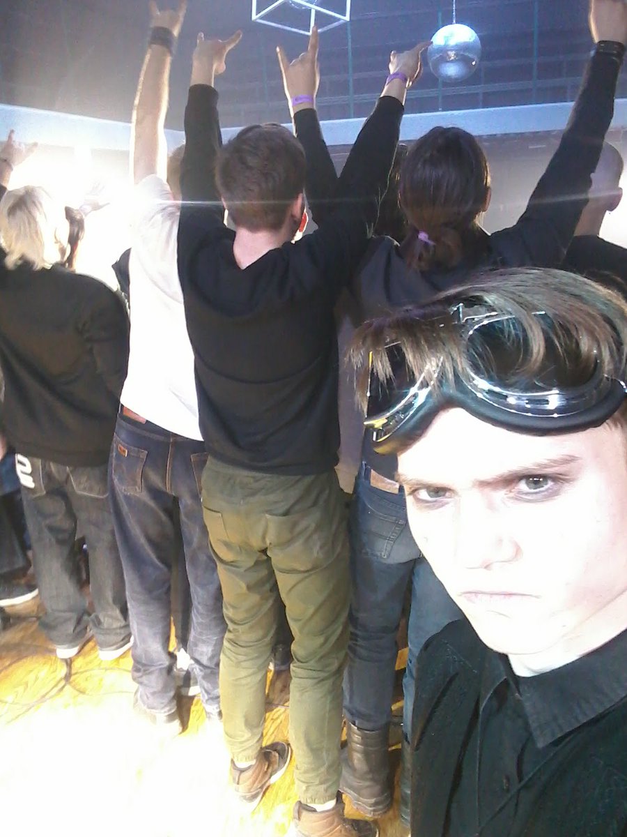 burnashio's tweet photo. Помнится, на одном музыкальном конкурсе участники в конце фотографировались вместе, а меня оттеснило назад и я не попал в кадр.
Решил сфотаться сам, чего уж мне https://t.co/IPEbYyqIUT