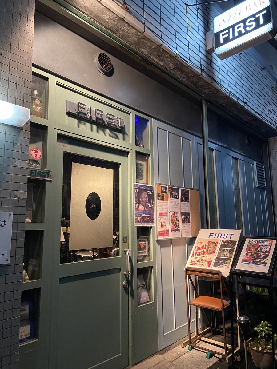 N_1003n's tweet photo. Jazz Firstでライブ見てきた後
野毛のBar Brilliantで
チャイナブルー飲んだ!!✨🍸
ここのBarは2回目だけど
やっぱりカクテル最高☺️
#長者町 #横浜 #JazzFirst
#モダンジャズファースト
#LIVE #DUNUNGBE
#野毛 #BarBrilliant #バーブリリアント
#チャイナブルー #カクテル https://t.co/h1sdRZwr4N