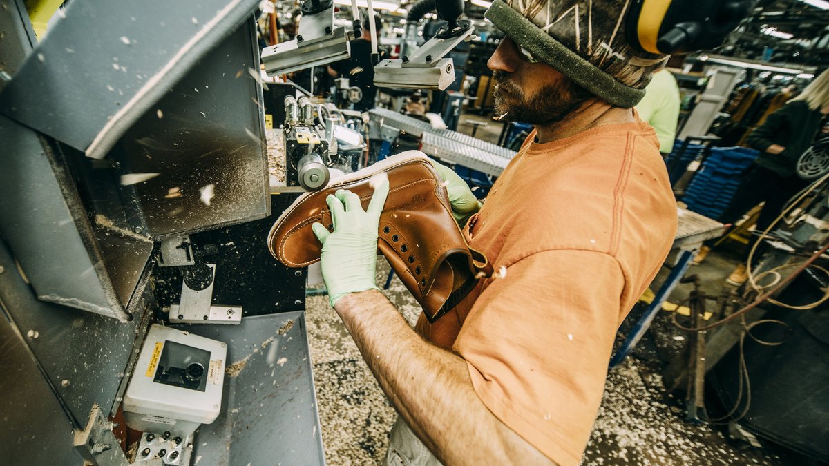 RedWingShoes's tweet photo. The iconic 10877 is built right here at home in Red Wing, MN, and has been worn by millions. Its unmistakable white Traction
Tred sole can be seen on jobsites everywhere. What have you done in yours?
https://t.co/xMpvTi0Azk https://t.co/ITBJZi4PVY