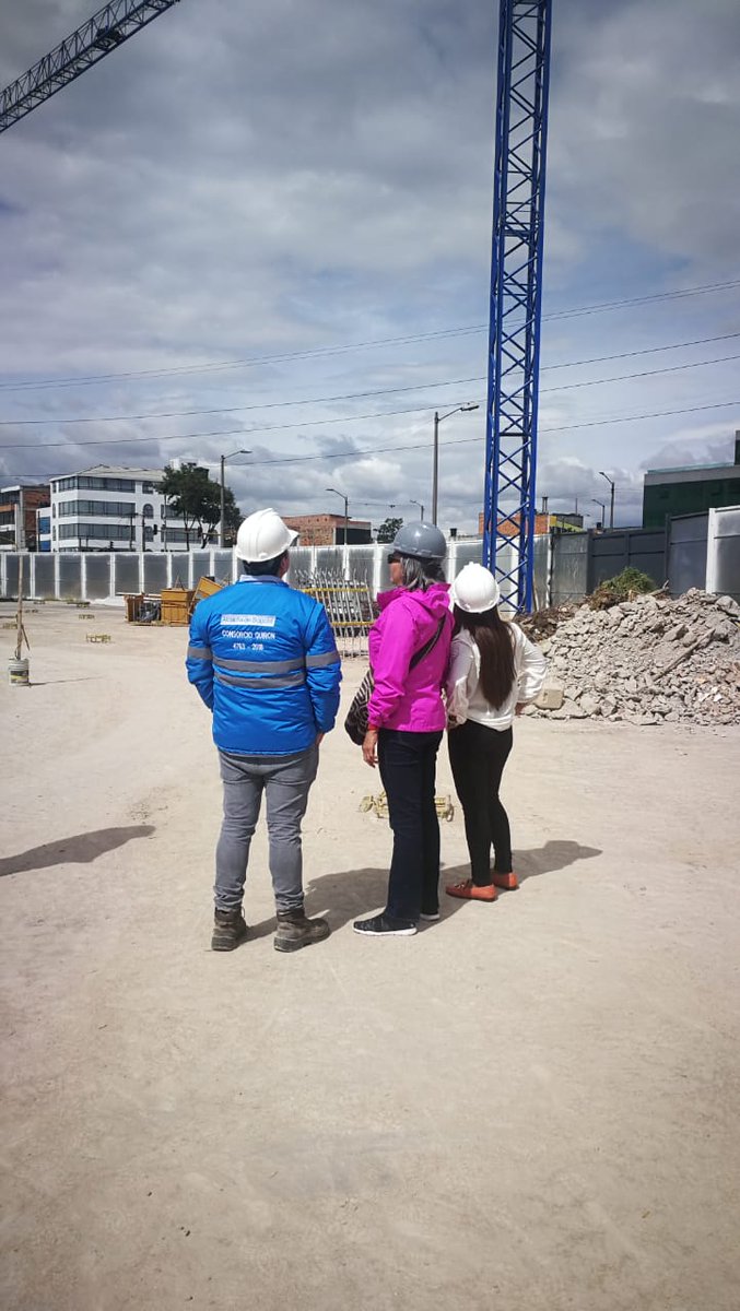 SubRedSurOcci's tweet photo. #AEstaHora Nuestra gerente @VMartinez35 realiza recorrido con los ingenieros de la obra de la Torre de Urgencias de Kennedy, verificando los avances y el cumplimiento del cronograma establecido para la construcción. #JuntosLoHacemosMejor https://t.co/sXUOfZhzS7