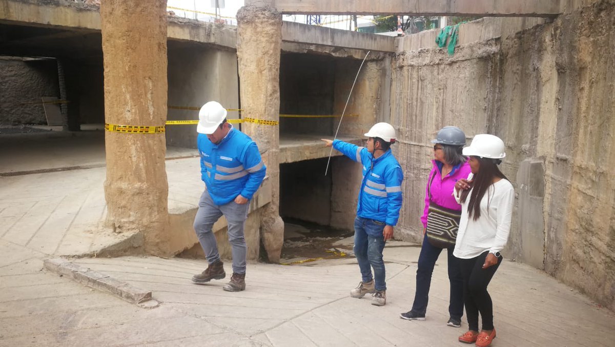 SubRedSurOcci's tweet photo. #AEstaHora Nuestra gerente @VMartinez35 realiza recorrido con los ingenieros de la obra de la Torre de Urgencias de Kennedy, verificando los avances y el cumplimiento del cronograma establecido para la construcción. #JuntosLoHacemosMejor https://t.co/sXUOfZhzS7