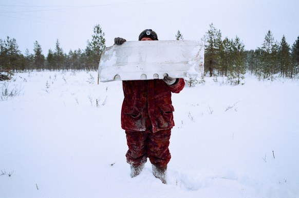 The Boreal forest in Arkhangelsk Oblast, Russia, teems with wild reindeer, wolverines, and grouse. But these hunters pursue bigger, more exotic prey: fallen rocket boosters. wired.trib.al/pWggbdp
📸: Makar Tereshin