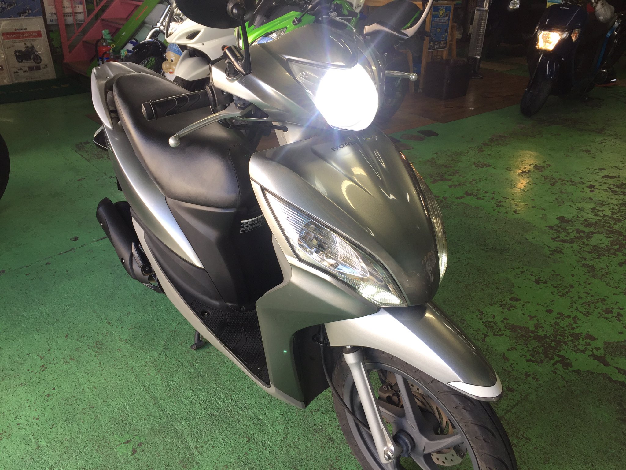 トーヨーオート Toyoauto 東洋 ホンダdio110入荷しまして 展示仕上げしております クラッチ Amp ベルトしっかり分解点検 ヘッドライトをledバルブに 暗い感じのノーマルが かなり明るくなりました 通勤通学におススメ Dio110 Ledバルブ 原付2