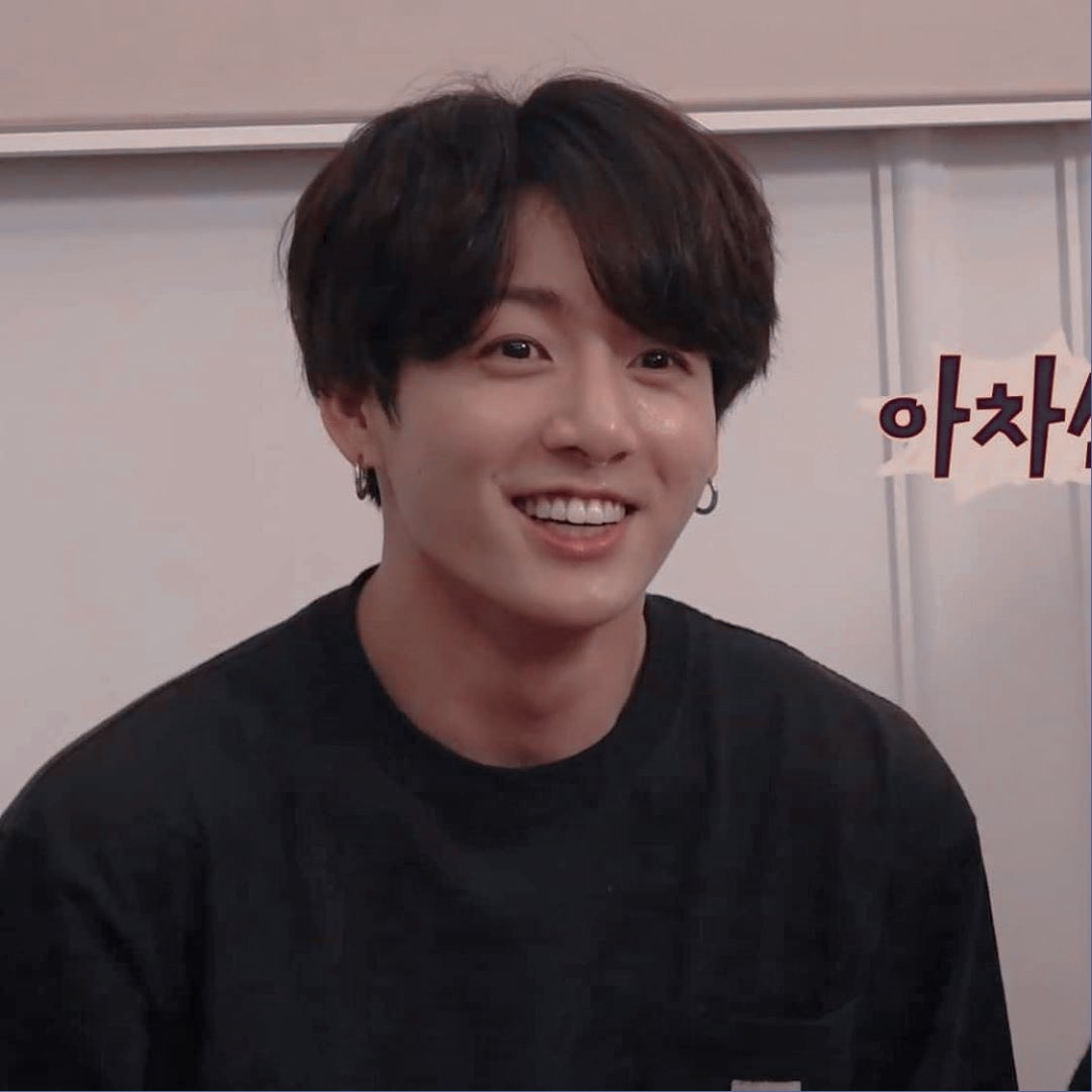 jecnslvt's tweet photo. is it like possible to fall in love with someone you haven’t physically met before? https://t.co/3beEOusHmO