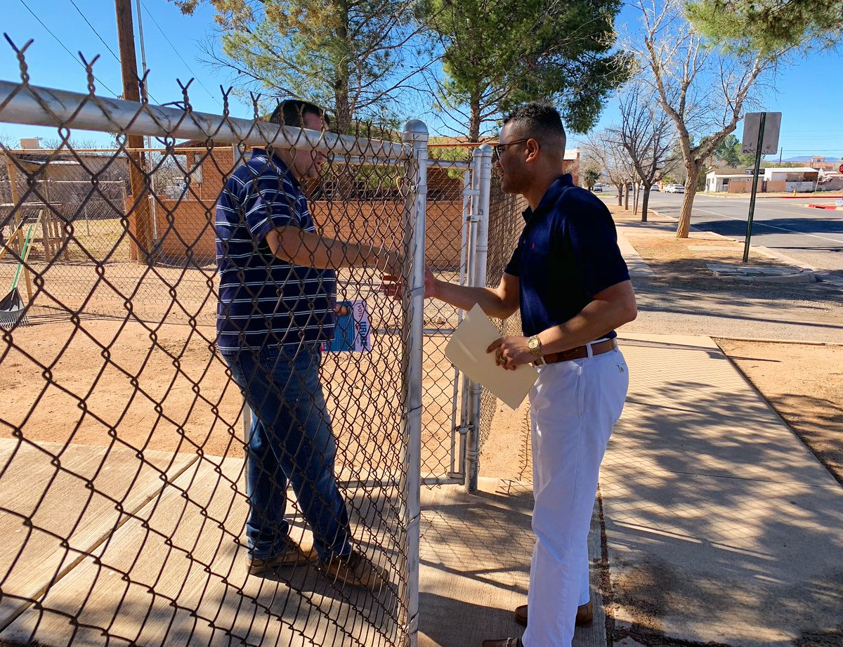 RobertYUribe's tweet photo. #DouglasAZ, Let’s Keep the Momentum! #Canvassing 🚪 to🚪 #URiBE2020 ⭕️-⭕️ #TeamUribe Andamos con TODO! We can’t stall. https://t.co/WqRMqWbO9w
