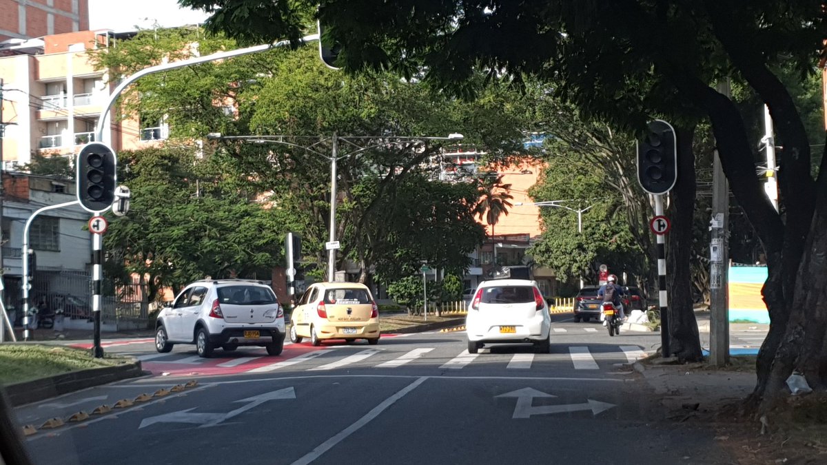 andresrivera23's tweet photo. Buenas tardes para reportar Semaforo malo en la carrera 81a con calle 50 Colombia, sector de Calasanz. Muchas gracias. https://t.co/Sdw0JCCwHN