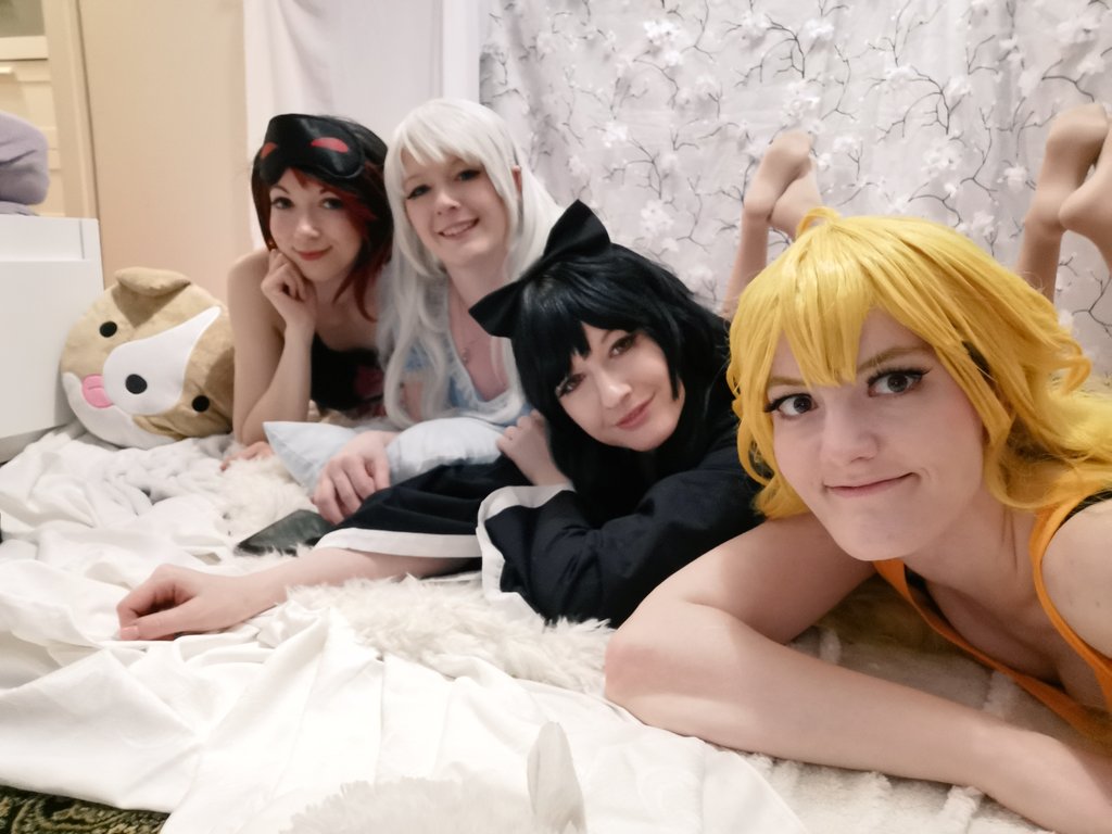 Wir shooten jetzt seit 11 Uhr und sind noch immer nicht bei dem letzten Paar. Dieser Marathon ist echt hardcore! 🔥
Ruby <a href="/_im_anya_/">Anya</a>
Weiss @SayoryCosplay
Blake @KisharuCosplay
Yang me