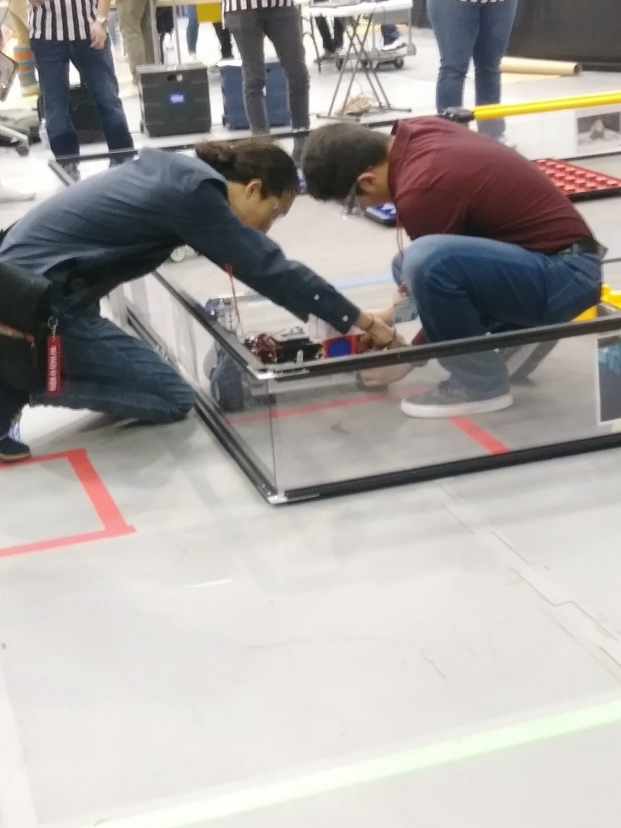 FALCONS_FixIt's tweet photo. EHS FALCONBOTS in action! Final adjustments before the match..... https://t.co/29wHilAkWc