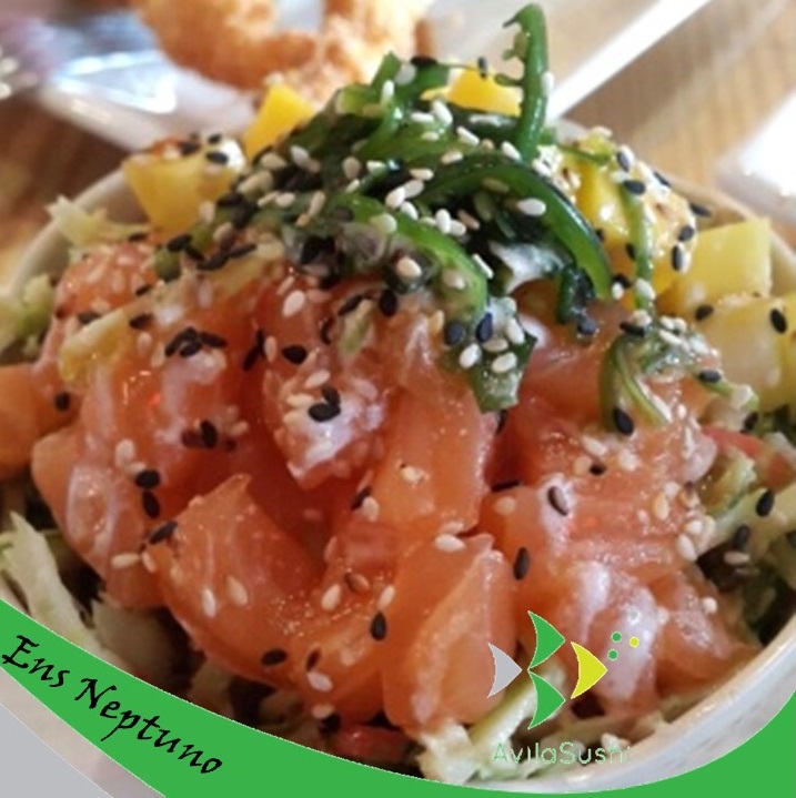 AvilaSushi's tweet photo. #EnsaladaNeptuno: Cangrejo, cebollín, salmón ahumado, aguacate, salsa dragón y topping de chicharrón de cangrejo! Una delicia! 😜🍣 En AvilaSushi somos tu opción en Sushi a domicilio. Contáctanos vía Whatsapp 📲 #SushiCaracas #LomasdelAvila #TerrazasdelAvila #PaloVerde #Caracas https://t.co/2d4SbiUYFE