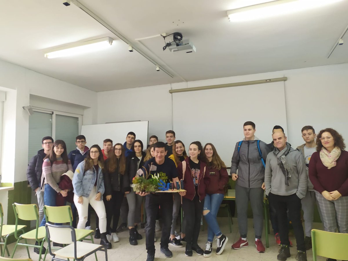 amnistiacaceres's tweet photo. Charla del defensor Gustavo Pérez en el IES Gabriel y Galán de Montehermoso. Hablar de Medioambiente, DD.HH. y conflictos armados con el alumnado y los magníficos profes y el director ha sido genial. Además de regalar a Gustavo un presente muy emotivo. Gracias IES Gabriel y Galán https://t.co/wHRPDVL3Rm