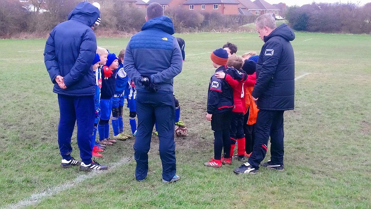 PauliRichards's tweet photo. @JordanShirts @CliftonYfc Under 7s vs Lepton minutes silence for @Sinnott_14 #Sinnott25 #Sinnott https://t.co/J2OMqBmFCi