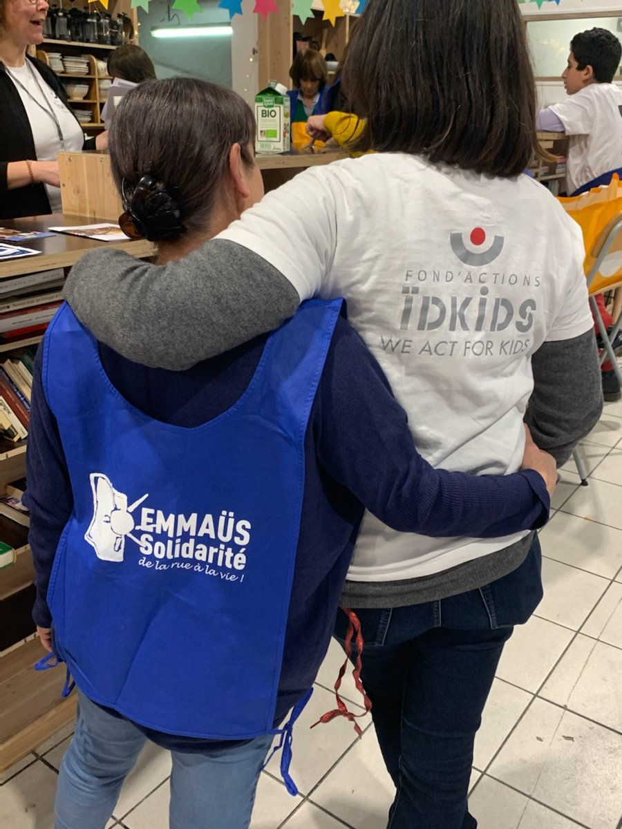 ipollet's tweet image. Journée intense mais c'est bon de se sentir utile ! Merci au fonds de dotation de @IDKIDSCORPORATE et à @EMMAUSolidarite pour cette #Ventesolidaire. 70 #bénévoles  pour permettre d'équiper des centaines  d'enfants en vêtements, livres et jouets #Okaïdi et #Oxybul : #weactforkids