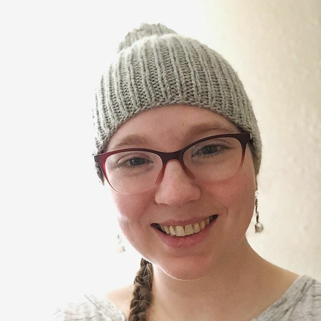 AprilKlich's tweet photo. Let’s give this #fiberuary thing a shot! My name is April, and I taught myself to knit during my freshman year of college. #knitting socks, scarves, and mitts got me through so much required reading and the occasional class too. 😁I taught myself to s… https://t.co/KTZDJVyZSK https://t.co/RzTyHmsfOc