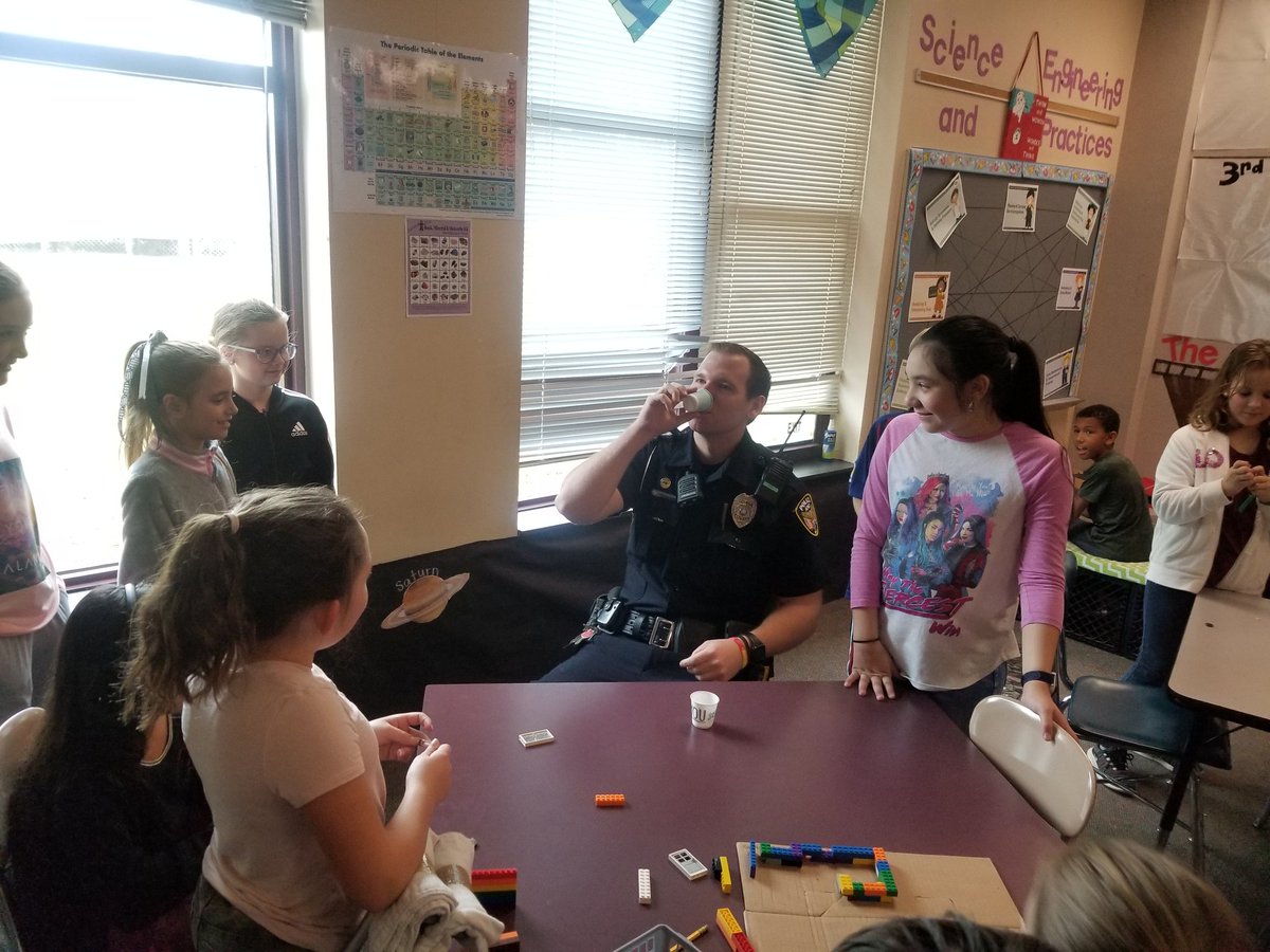 MagicClipperSh1's tweet photo. Wanna know why our SRO is better than yours? He comes by and requests to do science experiments fourth graders shared with him. #mimicry #sprite #clubsoda #notmanylikeclubsoda #funnyfaces #scienceforall @MagicClipperSh1 @OliveChapelElem  @RuthSteidinger https://t.co/XQprjYne9V