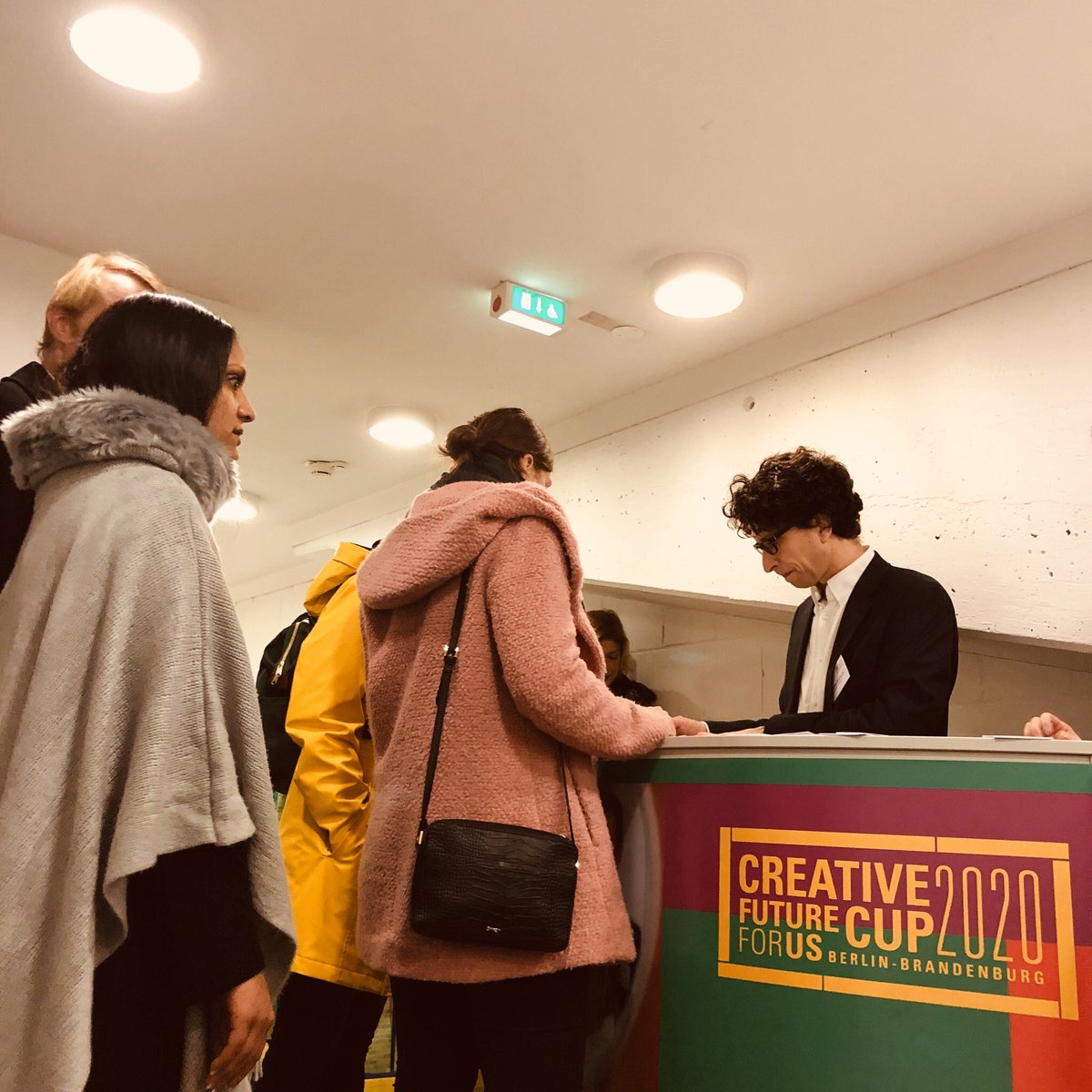 Agentur_e_h's tweet photo. Geschafft! Ja, das sind wir wirklich. Aber es hat irre viel Spaß gemacht. Wir bedanken uns bei allen Beteiligten für das Event und ziehen uns nun in den verdienten #Feierabend zurück. #CreativeCup #CreativeCup2020 #ausbildung #gastronomie #berlin #finale #service https://t.co/4mrzXtnmxH