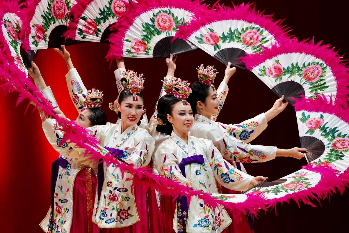 ‪Performers from the New York Korean Performing Arts Center with fans in The Grace Rainey Rogers Auditorium.⁣‬