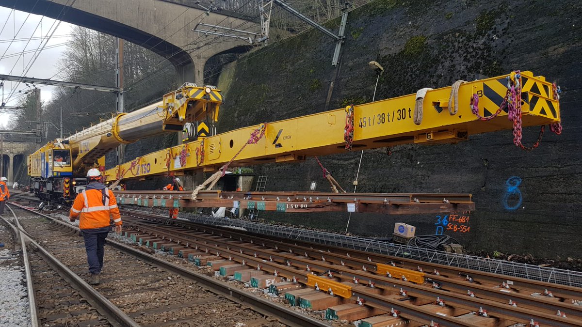 DanielGardeux's tweet photo. PWP (portiques pour wagons pupitres) et grue Kirow. Les grands moyens sont déployés pour ce premier week-end de RAV à Versailles. @lignesNetU_SNCF @RERC_SNCF @SNCFReseau #IPSO https://t.co/7fdq1nN4fv