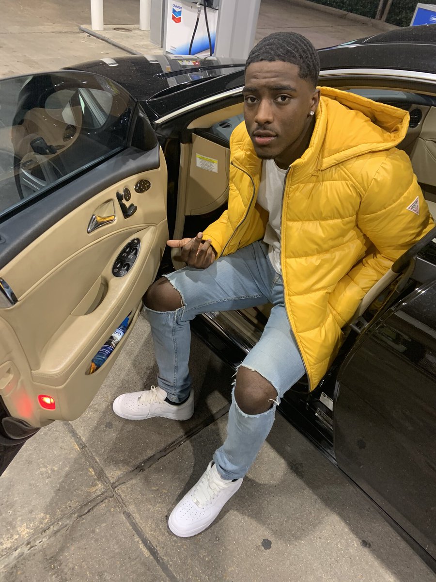 Debo2xx's tweet photo. Authentic lifestyle this aint a facade 🤧💛 https://t.co/rWWb4ennm8