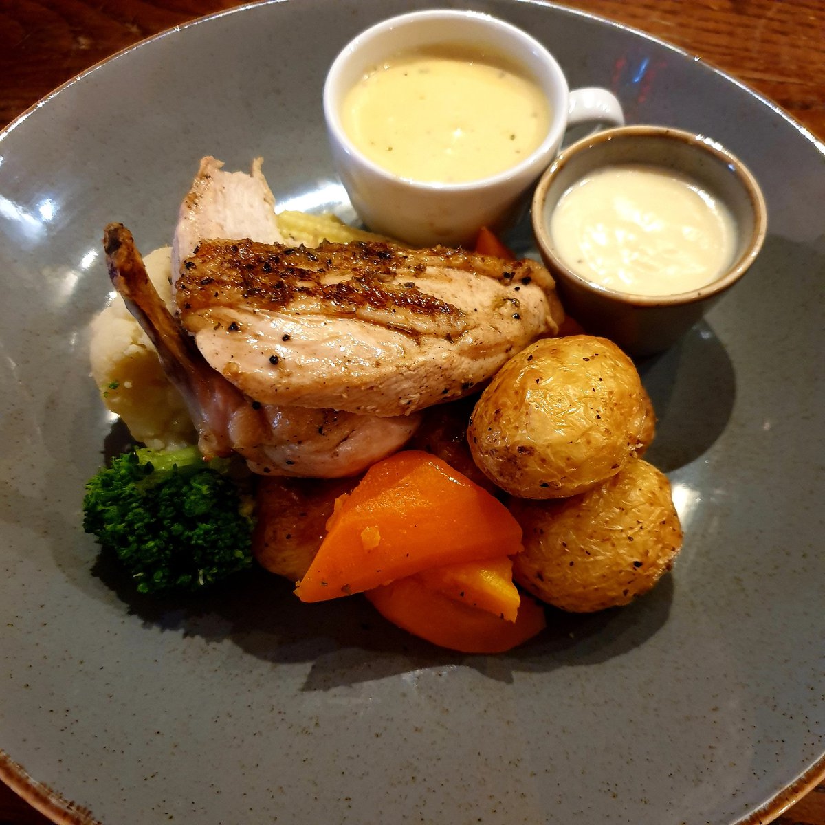 No1_HighStreet's tweet photo. We've decided to not only do our normal sunday roast tomorrow but make it into a great offer! 2 course for £15.95 &amp; 3 courses for £18.95. Homemade lentil soup, roast garlic &amp; herb chicken then choose between cranachan or chocolate brownie to finish off. #sundayroast #cranachan https://t.co/rdoOiAoAIf