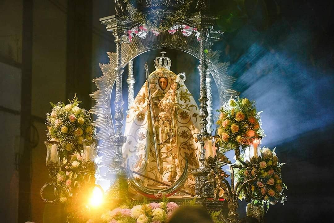EvenActivMoya's tweet photo. Cientos de feligreses se congregaron en la tarde noche de este sábado para mostrar su fervor a la patrona de la @VilladeMoya  Nuestra Señora de Candelaria, en la fiesta litúrgica en honor a la virgen. https://t.co/YX9mdMUI6K
